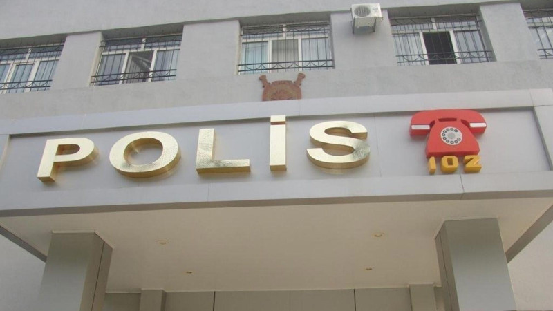 Sumqayıtda sərxoş kişi polis bölməsinə “kəllə atıb”
