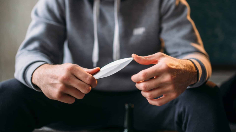 Yeniyetmə oğlan döş qəfəsindən bıçaqlanıb