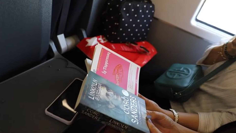 Sumqayıt-Bakı qatarının sərnişinlərinə kitab hədiyyə edilib