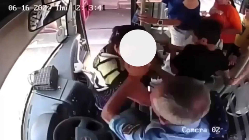 Avtobus sürücüsü onu vuran qadını təpiklə bayıra atıb