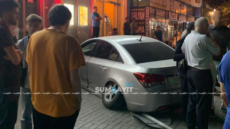 Axşam saatlarında avtomobil bankın binasına çırpılıb