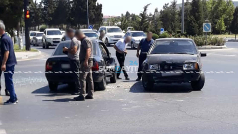 Sülh küçəsində iki avtomobil toqquşub