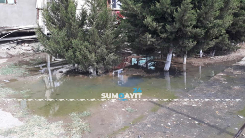Bakı küçəsində kanalizasiya quyusu daşıb: ətrafı pis qoxu bürüyüb