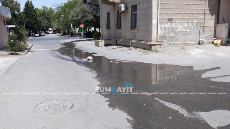 18-ci məhəllədə yol boyunca çirkab sular axır