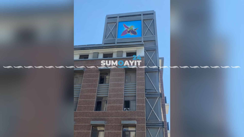 Sumqayıtda sökülmüş saatın yerində Xarıbülbül simvolu olan şəkil quraşdırılıb