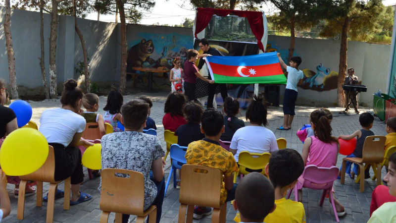 “Aypara” kukla teatrı sığınacaqda yaşayan fidanları tamaşa ilə əyləndirib