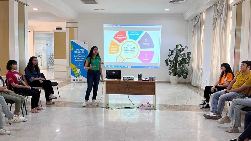Sumqayıtlı təlimçi Salyanda gənclərlə görüşüb