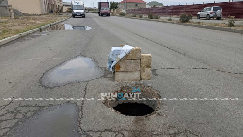 Qapaqsız kanalizasiya quyusu təhlükə mənbəyinə çevrilib