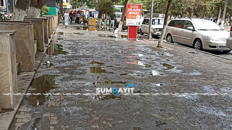 Mərkəzi küçələrin birində piyada səkisi keçilməz vəziyyətə düşüb
