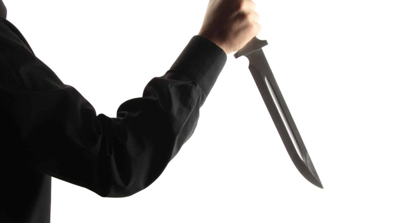 İki nəfəri bıçaqlayan şəxs hadisə yerindən yayınıb