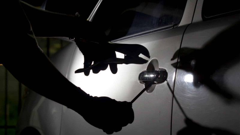 “Mercedes”-dən 1800 manat pul və bank kartı oğurlanıb