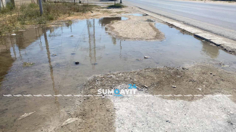 Səməd Vurğun küçəsində yol boyu axan su gölməçələr yaradıb