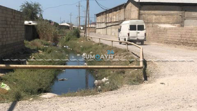 Küçə ilə axan kanalizasiya suları ətrafa pis qoxu yayır