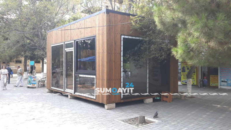 Gecə saatlarında piyada səkisinin üzərində obyekt qoyulub