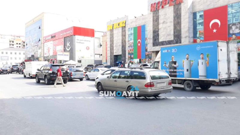 “Hiper” marketin qarşısında piyadaların təhlükəsiz hərəkəti təmin olunmayıb