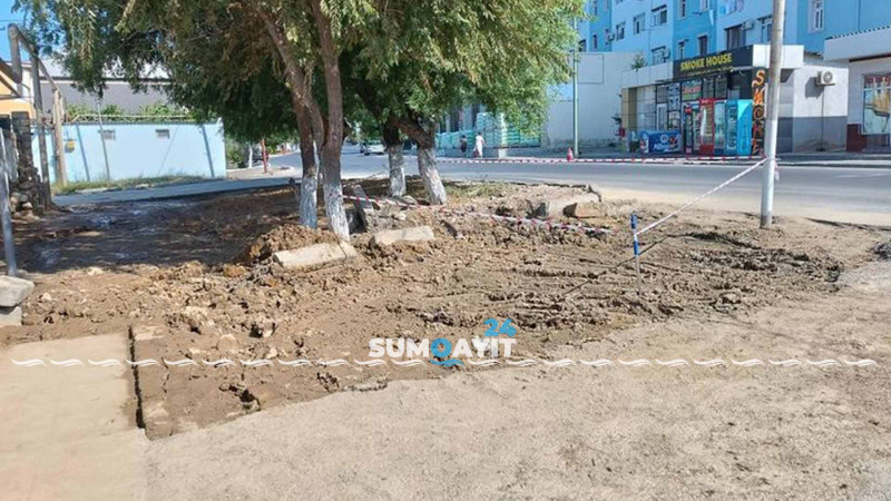 Qazıntı işlərinə görə piyadalar avtomobil yolu ilə getməli olurlar