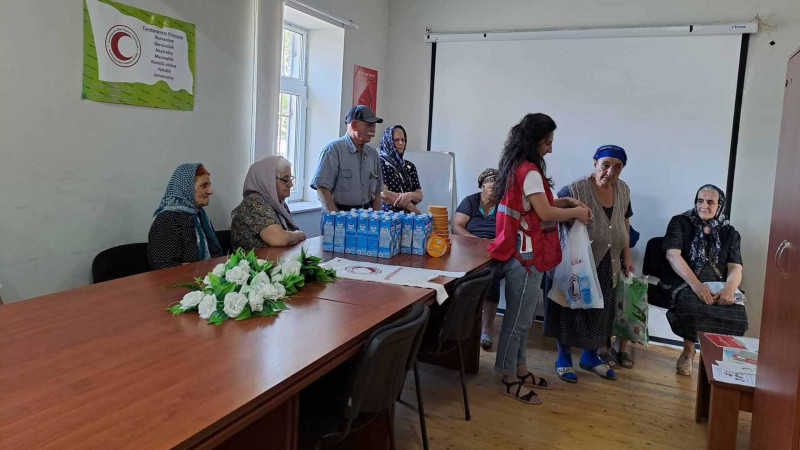 Ahıllara süd məhsullarından ibarət sovqatlar paylanıb