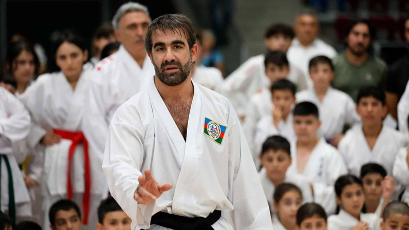 Tanınmış karate ustası Rafael Ağayev və İrina Zaretska uşaqlar üçün seminar keçiriblər