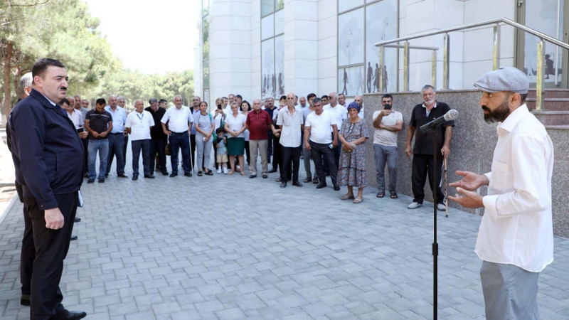 Açıq mikrofon aksiyası baş tutub