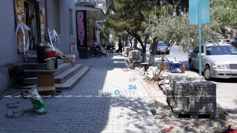 16-cı məhəllədə piyada səkisi təmir edilir
