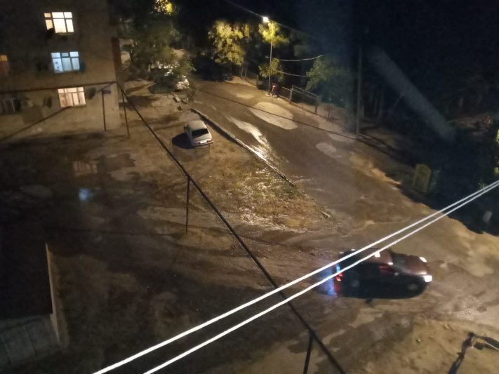 42-ci məhəllədə su borusu partlayıb