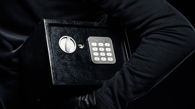 Sumqayıt sakini tanışı ilə ofisdən 46 min manatdan çox pul oğurlayıb