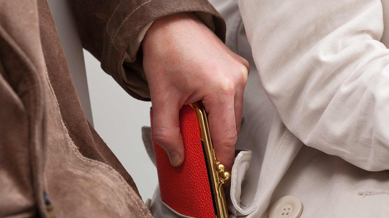 Pul kisəsini oğurlayan Sumqayıt sakini saxlanılıb