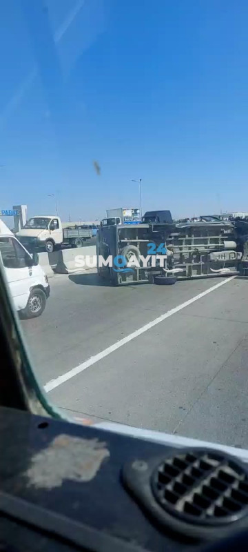 Sumqayıtda qəza: avtomobillərdən biri aşıb, digəri isə beton arakəsməyə çırpılıb