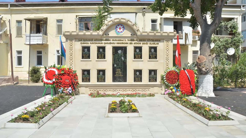 Şəhidlərin xatirəsinə barelyef tikilib
