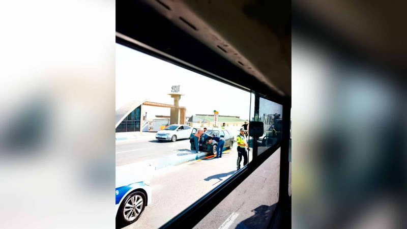 Yüksək sürətlə hərəkət edən avtomobil səkiyə çırpılıb