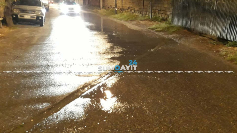 Sumqayıtda iki küçəni kanalizasiya suları basıb