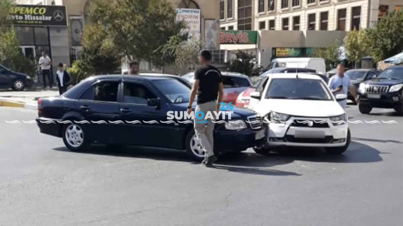 Dövlət qurumunun xidməti avtomobili qəzaya uğrayıb