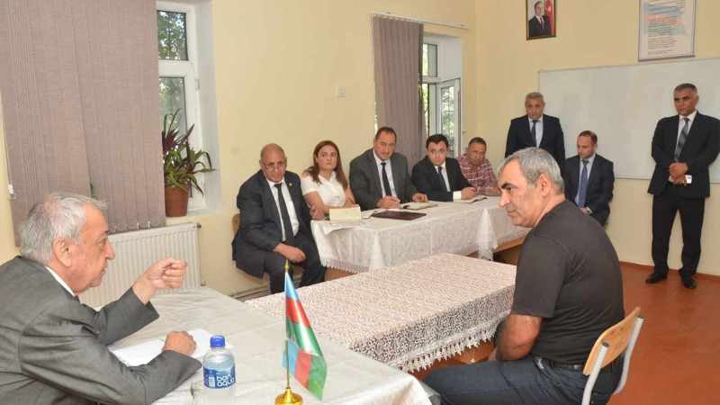 Qubadlı icra başçısı sakinlərin müraciətlərini dinləyib