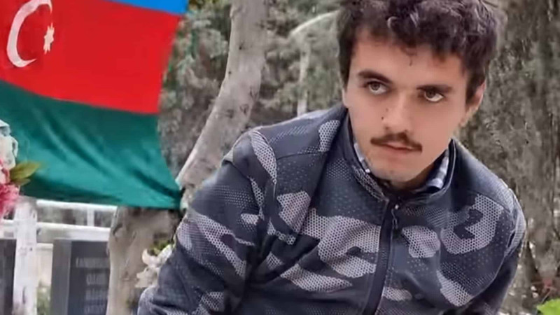 Sumqayıtlı gənc hər gün Şəhidlər xiyabanını təmizləyir