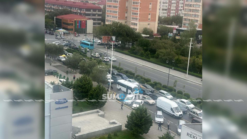 “Sülh” plazanın qarşısında tıxac əmələ gəlib