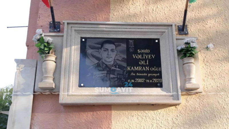 Qazi ailəsi qonşuları olmuş şəhidə xatirə lövhəsi quraşdırır