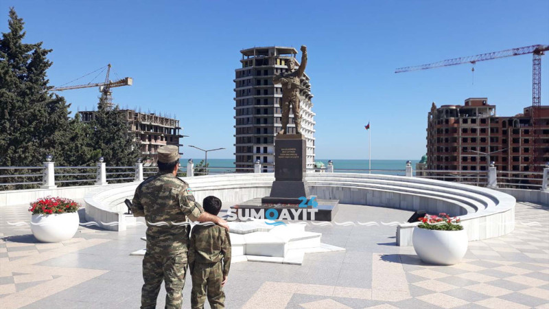 Sumqayıtlılar Şəhidlər xiyabanına axın edirlər