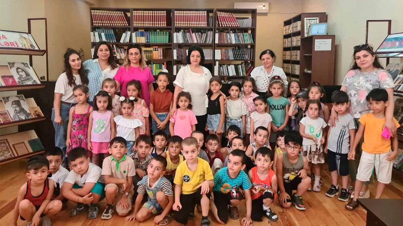 Bağçanın uşaq və müəllim kollektivi Kitabxana klubuna ekskursiyaya gediblər