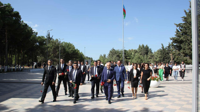 Məhkəmə kollektivi Şəhidlər xiyabanını ziyarət edib