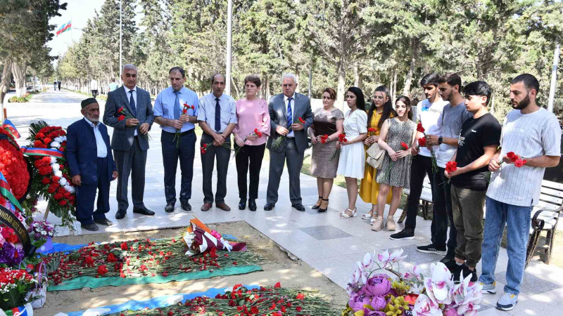 Müəllim və tələbələr şəhid Elnur Səmədovun məzarını ziyarət ediblər