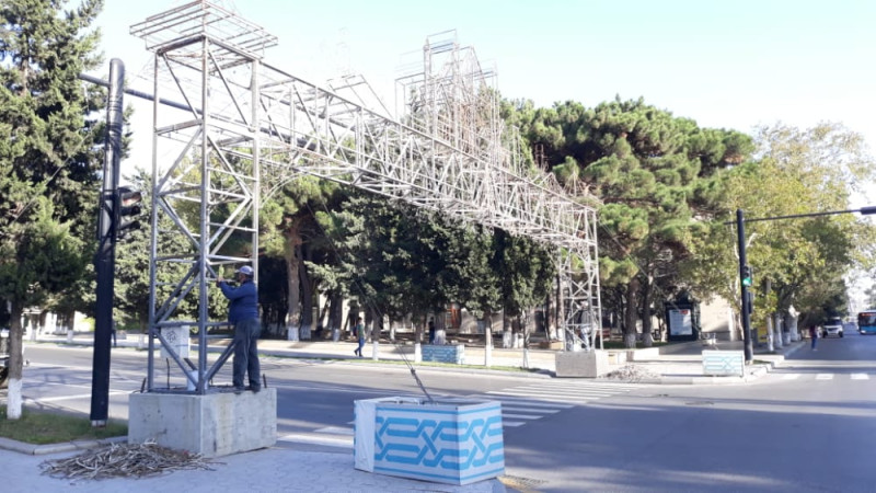 Bəzək üçün qurulmuş konstruksiya təmir edilir