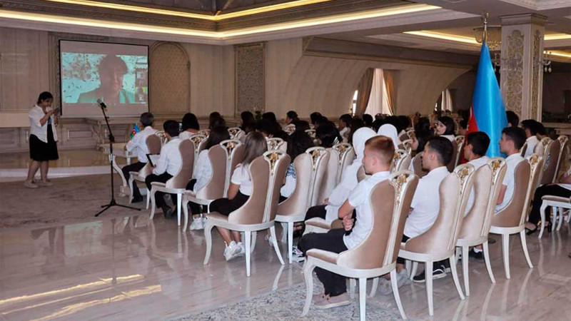 AYB-nin üzvü Eluca Atalı tələbələrlə görüşüb