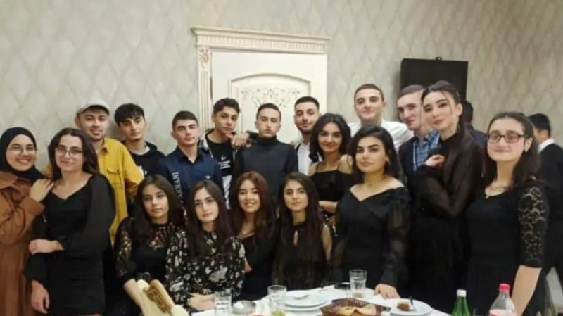 Bir sinfin bütün məzunları tələbə adını qazanıblar