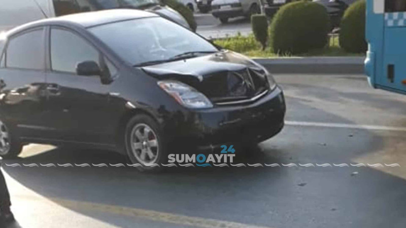 Sülh küçəsində minik avtomobili evakuatorla toqquşub