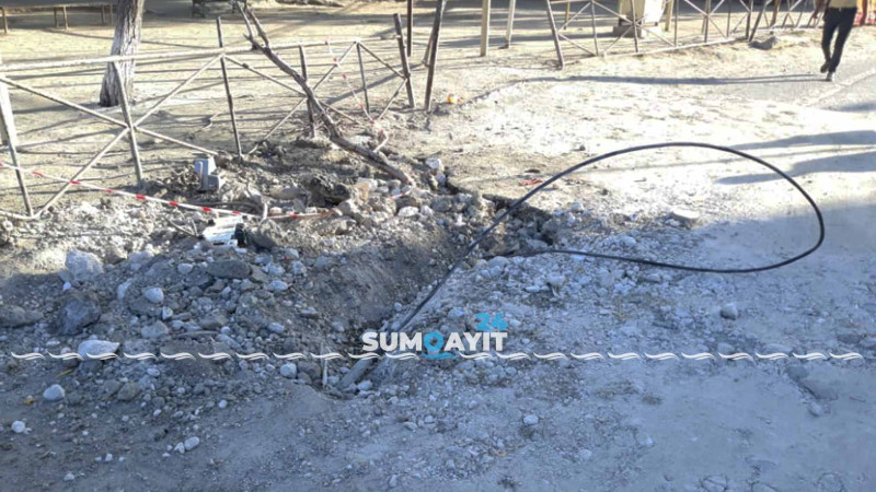 İH-nin işçiləri qazıntı zamanı yaranmış çətinliyi aradan qaldırırlar