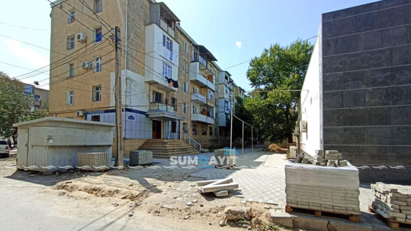 Piyada səkilərinin yenilənməsi davam edir