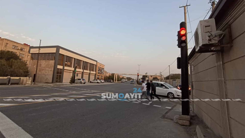İki küçənin kəsişməsində yol nizamlayıcıları quraşdırılıb
