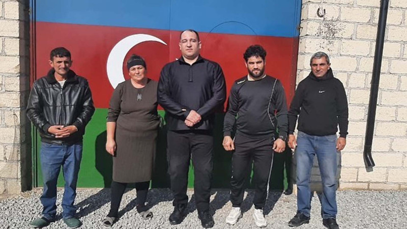 Veteran idmançı İlham Zəkiyev şəhid ailəsinə baş çəkib