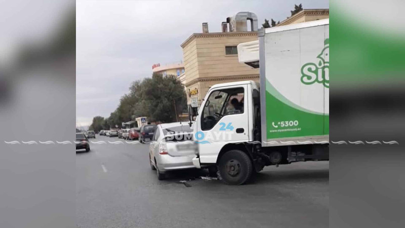 Səməd Vurğun küçəsində yük maşını ilə “Toyota” avtomobili toqquşub
