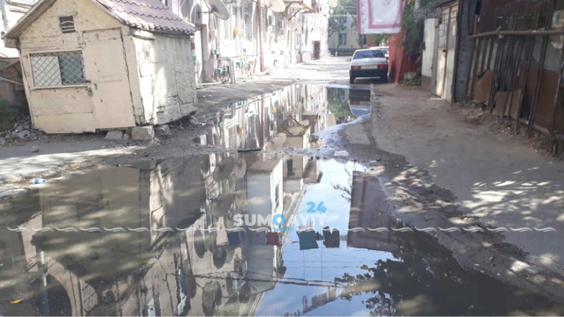 Bu məhəllədə çirkab sular yolboyu axır